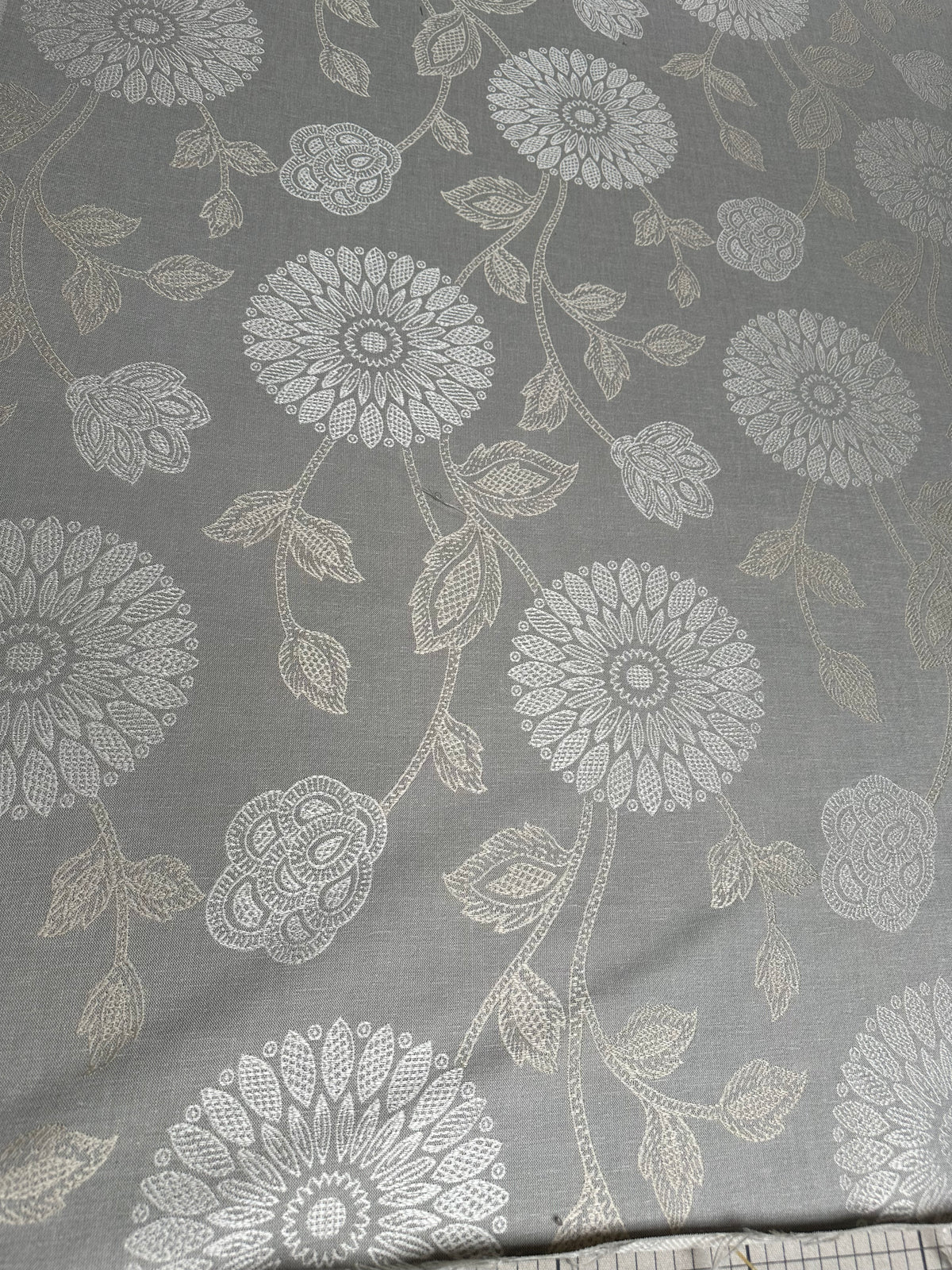 NEUTRAL CREAM/GOLD FLORAL REMNANT R176