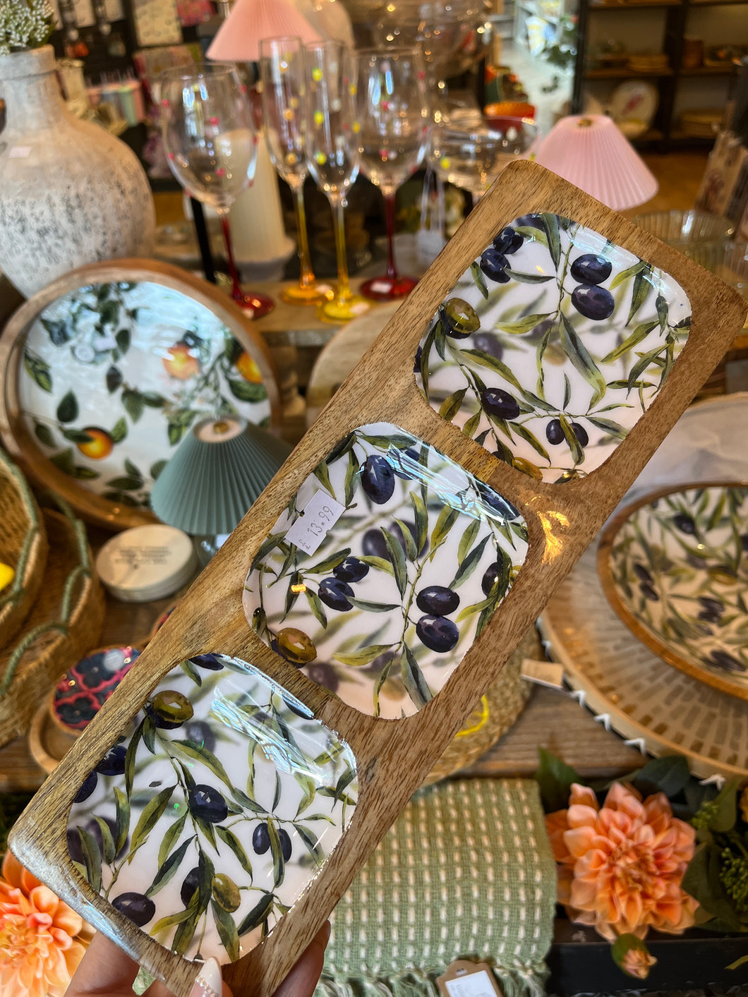 OLIVE ENAMELLED MANGO WOOD TAPAS TRAY