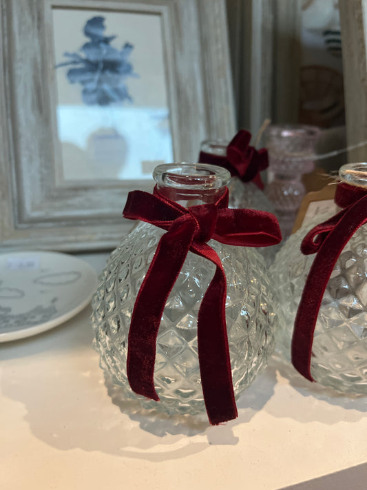 FACETED VASE WITH BOW