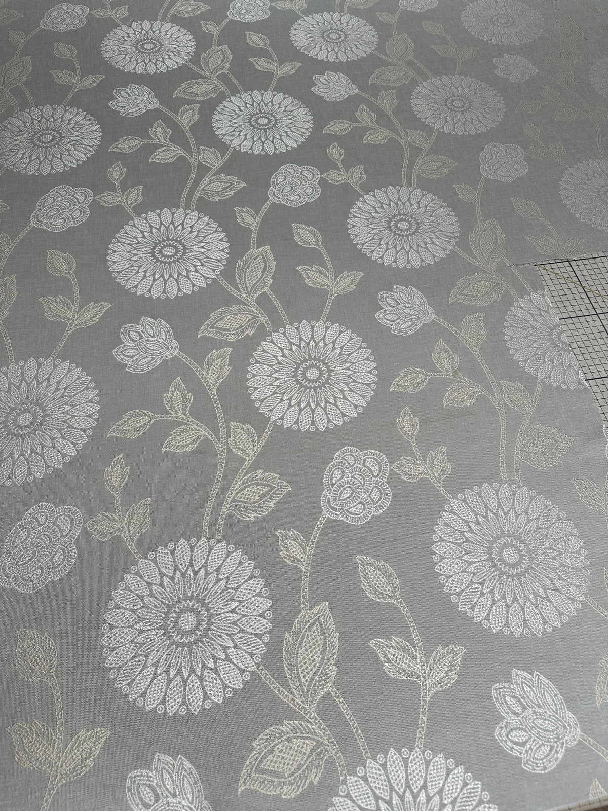 NEUTRAL CREAM/GOLD FLORAL REMNANT R176