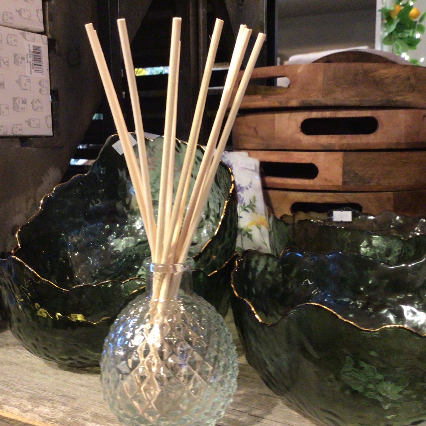FACETED REED DIFFUSER VASE WITH REEDS
